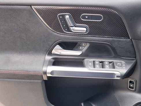 Used 2025 Mercedes-Benz GLB 250 image 15