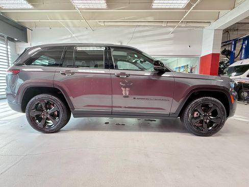 Used 2023 Jeep Grand Cherokee Limited w/ Luxury Tech Group II AWD/4WD image 11