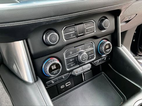 Used 2021 Chevrolet Tahoe LT w/ LT Signature Package RWD image 37