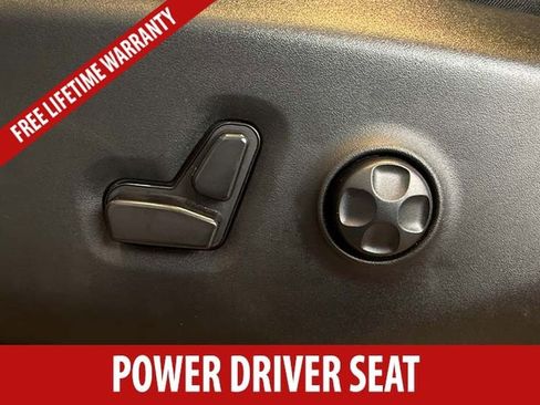Used 2023 Chrysler Pacifica Touring-L FWD image 7