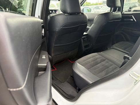 Used 2024 Mitsubishi Outlander AWD image 13