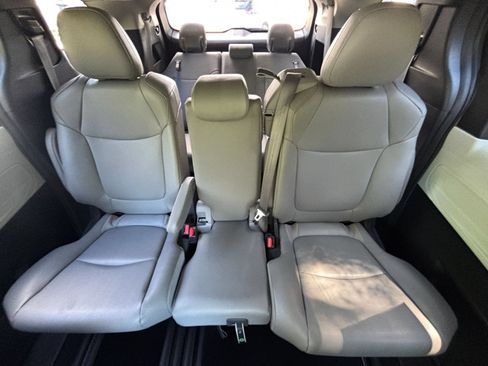 Used 2025 Toyota Sienna XLE FWD image 41