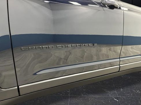 Used 2024 Jeep Grand Cherokee Limited w/ Black Appearance Package image 38