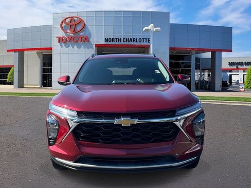Used 2025 Chevrolet Trax LT w/ Driver Confidence Package FWD image 3