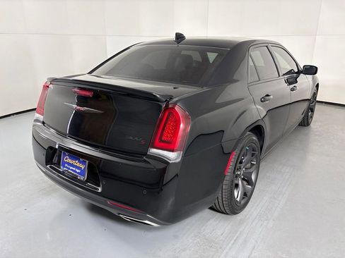 Used 2023 Chrysler 300 S w/ Comfort Group RWD image 8