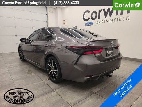 Used 2022 Toyota Camry SE image 3