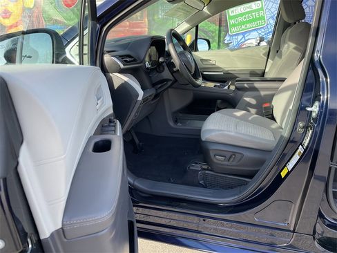 Used 2024 Toyota Sienna LE image 14