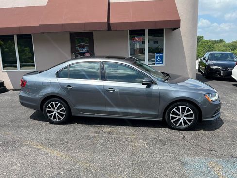 Used 2017 Volkswagen Jetta SE FWD image 4