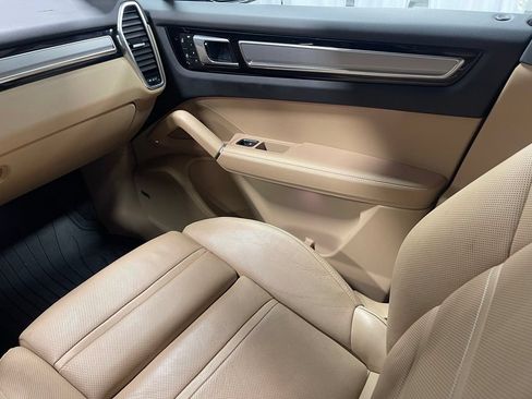 Used 2023 Porsche Cayenne AWD/4WD image 25