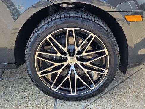 Used 2025 Porsche Macan AWD/4WD image 14