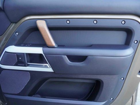 Used 2020 Land Rover Defender 110 HSE image 31