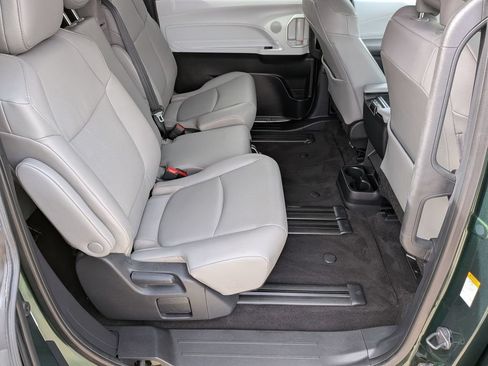 Used 2026 Toyota Sienna XLE FWD image 18