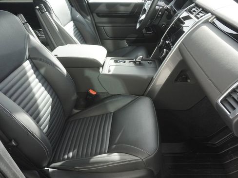 Used 2025 Land Rover Discovery S image 23