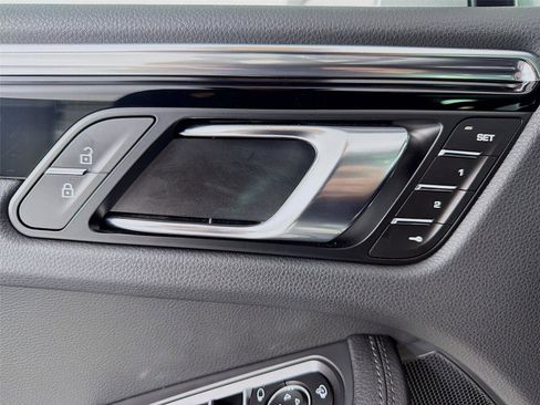 Certified 2025 Porsche Macan image 7
