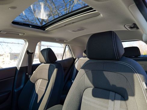 Used 2024 Hyundai Venue SEL image 21