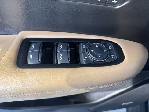 Used 2017 Cadillac XT5 Platinum w/ Driver Assist Package image 21