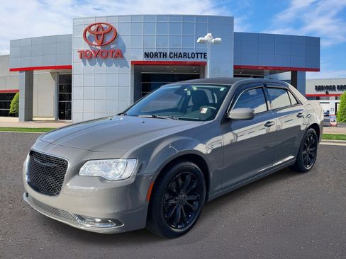 Used 2018 Chrysler 300 Touring w/ Driver Convenience Group image 4