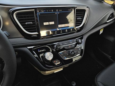 New 2026 Chrysler Pacifica Select w/ S Appearance Package FWD image 15