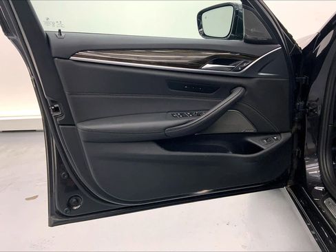 Used 2021 BMW 530e w/ Premium Package image 19