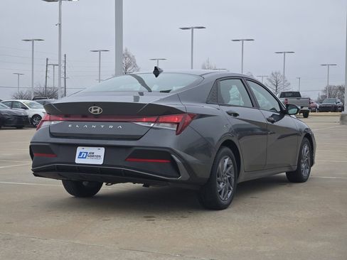 Used 2024 Hyundai Elantra SEL image 9
