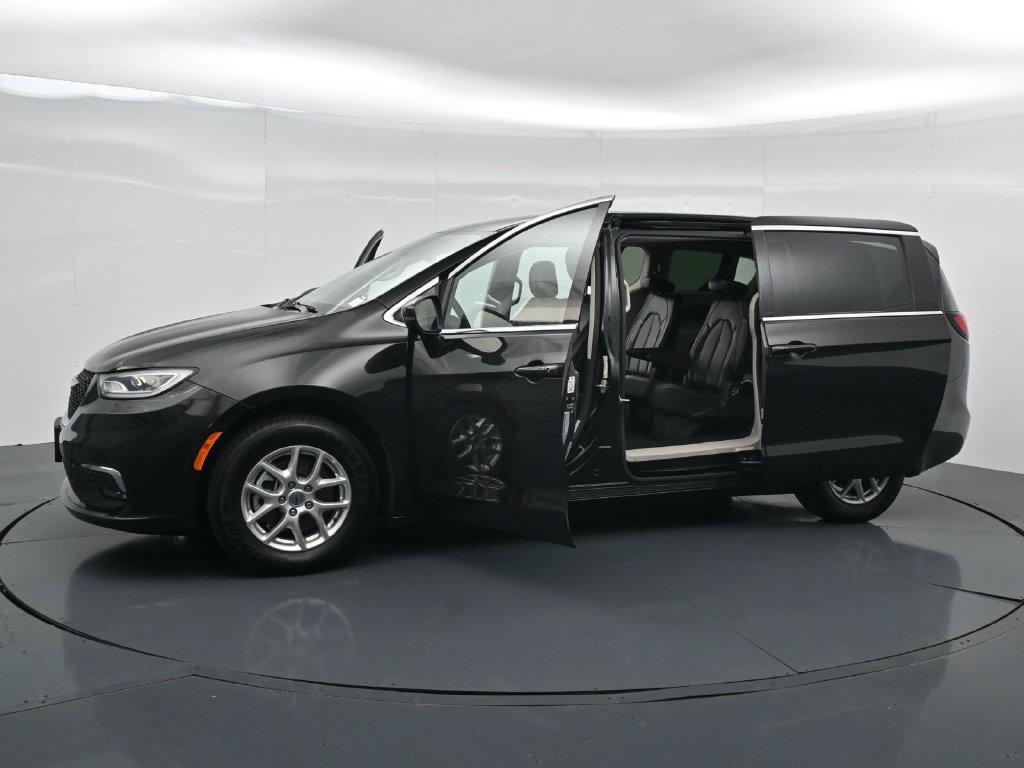 Used 2023 Chrysler Pacifica Touring-L FWD image 30