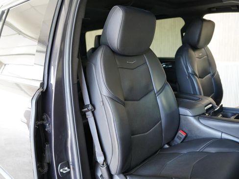 Used 2018 Cadillac Escalade Platinum image 29