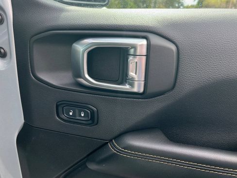 Used 2024 Jeep Wrangler Unlimited Sahara AWD/4WD image 43