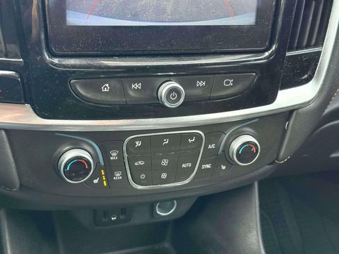 Used 2018 Chevrolet Traverse LT FWD image 22