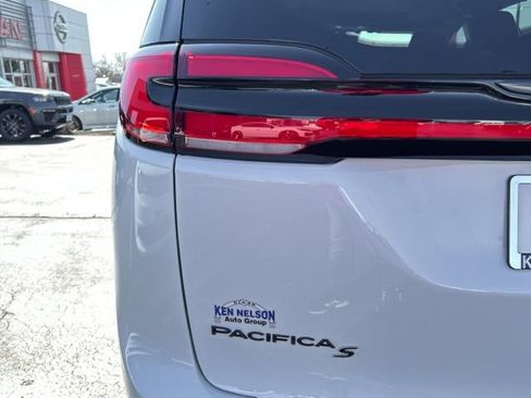 New 2026 Chrysler Pacifica Limited AWD/4WD image 13