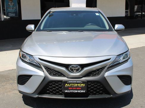 Used 2018 Toyota Camry SE FWD image 2