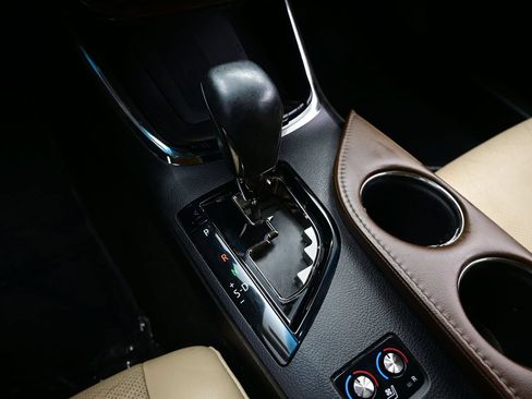 Used 2014 Toyota Avalon Limited w/ Technology Package FWD image 22