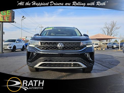 Used 2024 Volkswagen Taos SE image 3