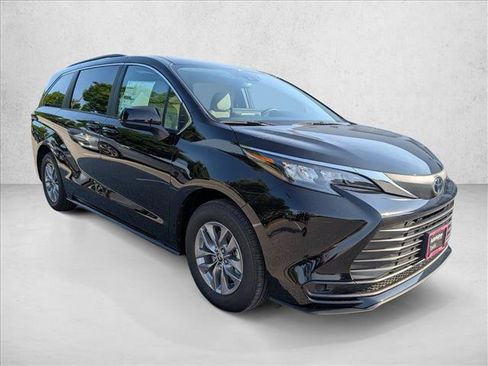 New 2026 Toyota Sienna LE FWD image 7
