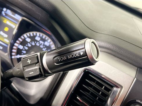 Used 2018 Nissan Titan SV w/ SV Convenience Package image 25