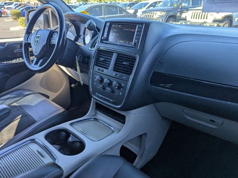 Used 2019 Dodge Grand Caravan SXT image 12