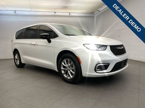 New 2026 Chrysler Pacifica Select AWD/4WD image 1