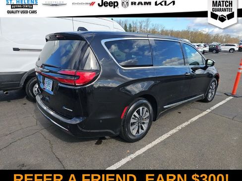 Used 2023 Chrysler Pacifica Limited w/ Uconnect Theater Family Group image 4