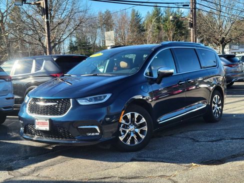 Used 2023 Chrysler Pacifica Pinnacle image 1