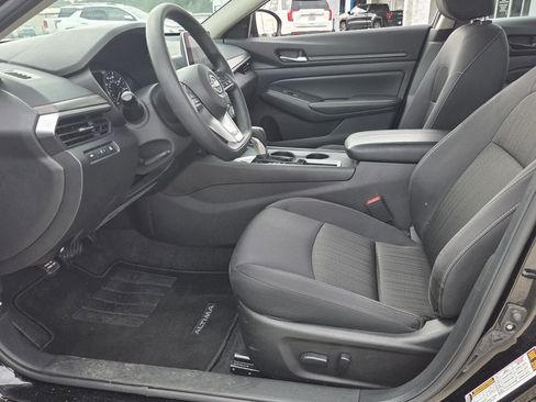 Used 2025 Nissan Altima 2.5 SV FWD image 11