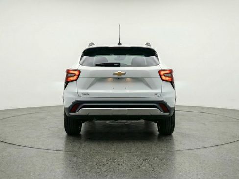 Used 2025 Chevrolet Trax LT w/ LT Convenience Package image 7