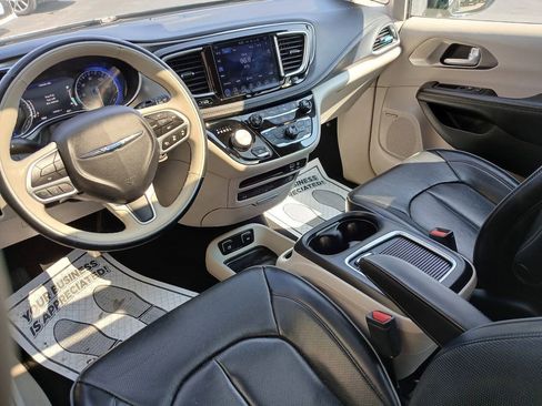 Used 2017 Chrysler Pacifica Limited FWD image 6