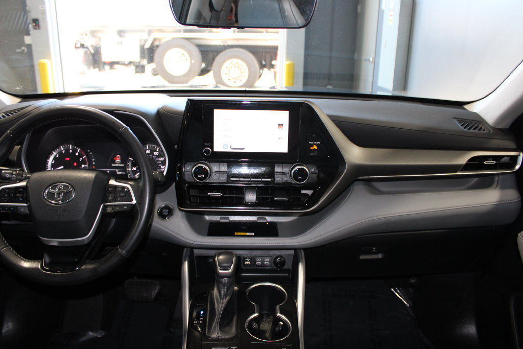 Used 2023 Toyota Highlander XLE AWD/4WD image 14