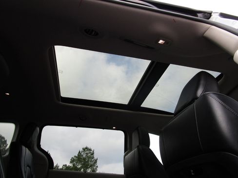 Used 2020 Chrysler Pacifica Limited image 28