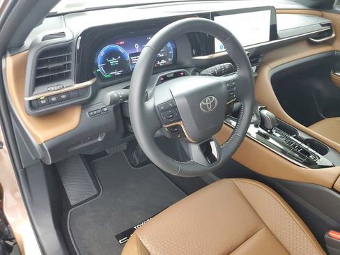 Used 2025 Toyota Crown Signia w/ Advanced Technology Package image 20