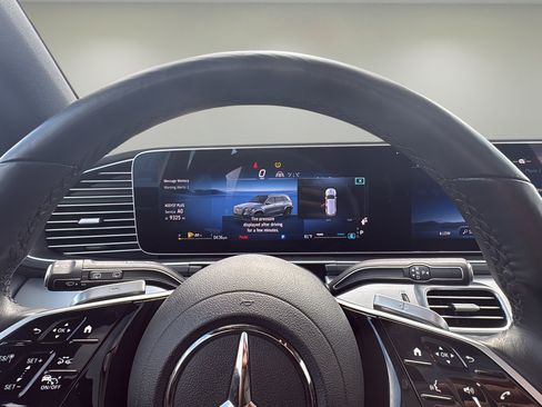 Used 2025 Mercedes-Benz GLS 450 4MATIC image 9