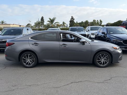 Used 2016 Lexus ES 350 w/ Premium Package w/Wood Trim FWD image 2