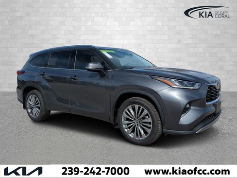 Used 2023 Toyota Highlander LE image 1