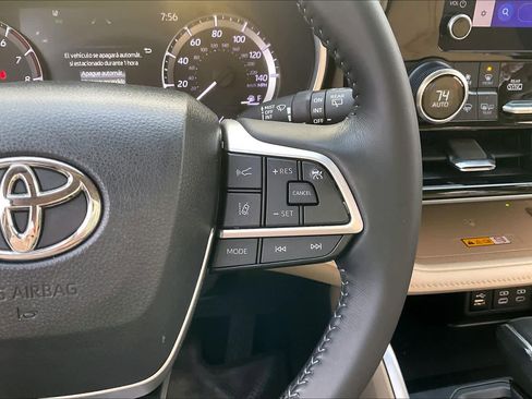 Used 2024 Toyota Highlander XLE image 25