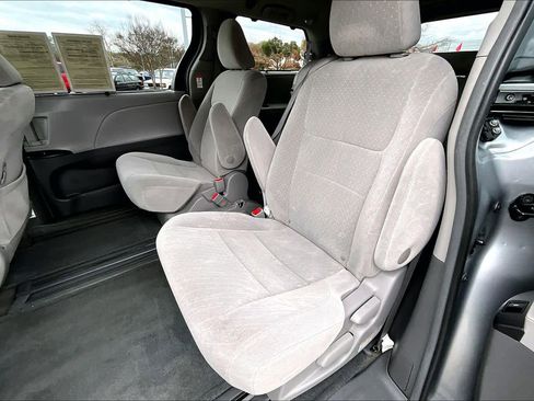 Used 2017 Toyota Sienna LE image 20