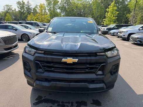 Used 2023 Chevrolet Colorado W/T RWD image 2